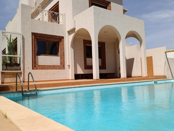 ILLIGH : VASTE VILLA SUR PARCELLE 1 500M² PISCINE, VUE MER
