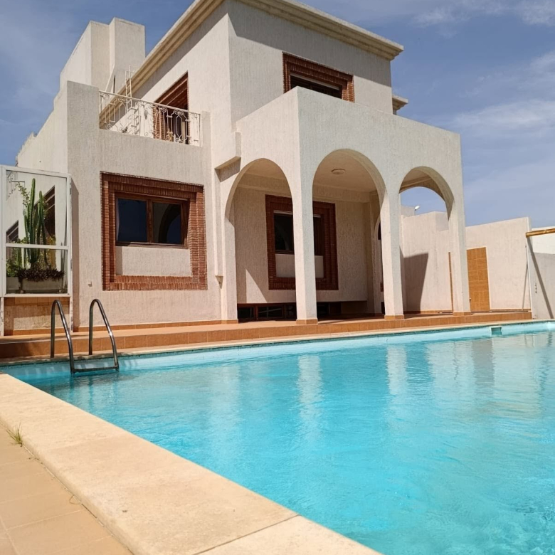 ILLIGH : VASTE VILLA SUR PARCELLE 1 500M² PISCINE, VUE MER