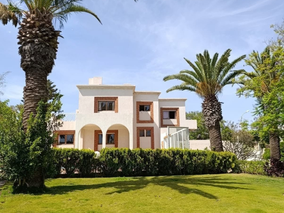 ILLIGH : VASTE VILLA SUR PARCELLE 1 500M² PISCINE, VUE MER