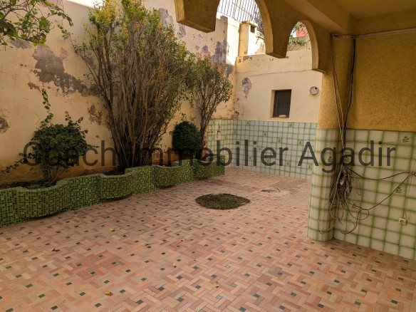 TADDART AGADIR : villa à rafraîchir dans une impasse