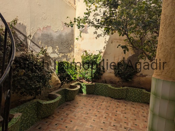 TADDART AGADIR : villa à rafraîchir dans une impasse