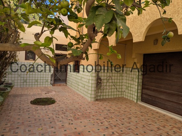 TADDART AGADIR : villa à rafraîchir dans une impasse