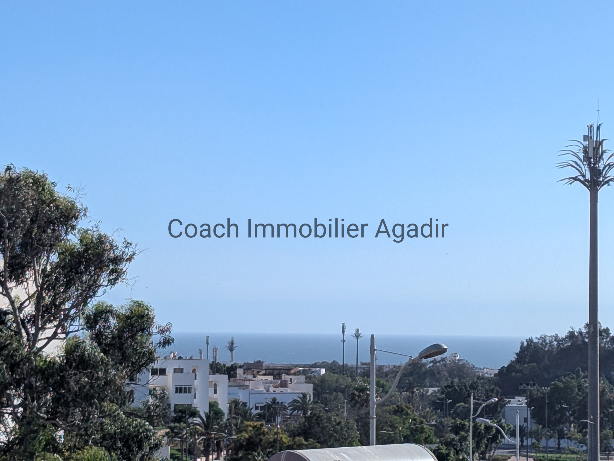 CHARAF AGADIR : villa à rafraîchir ; terrasse de toit vue mer
